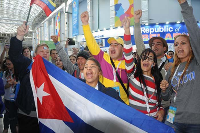 Jóvenes en la exposición fotográfica de Fidel y el Che. 