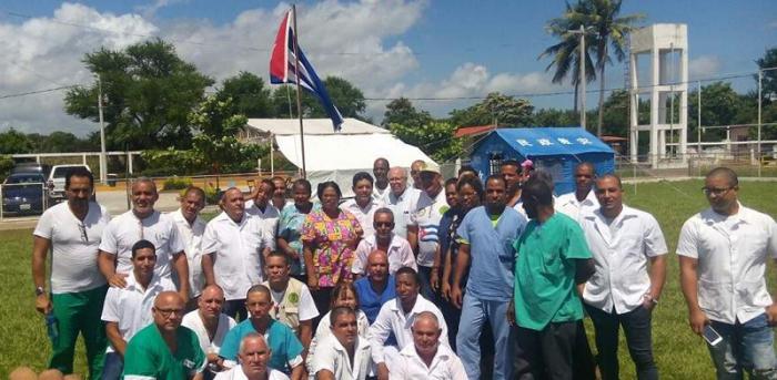 Brigada del contingente internacional Henry Reeve en un hospital de campaña en el polideportivo Che-Nita en la comunidad de Ixtepec, estado mexicano de Oaxaca.