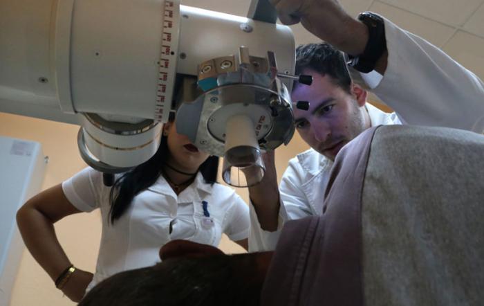 La rotura de los equipos médicos no se pueden solucionar en breve tiempo, porque el fabricante se ve imposibilitado de suministrar las piezas y accesorios por las prohibiciones de las leyes del bloqueo económico contra Cuba.