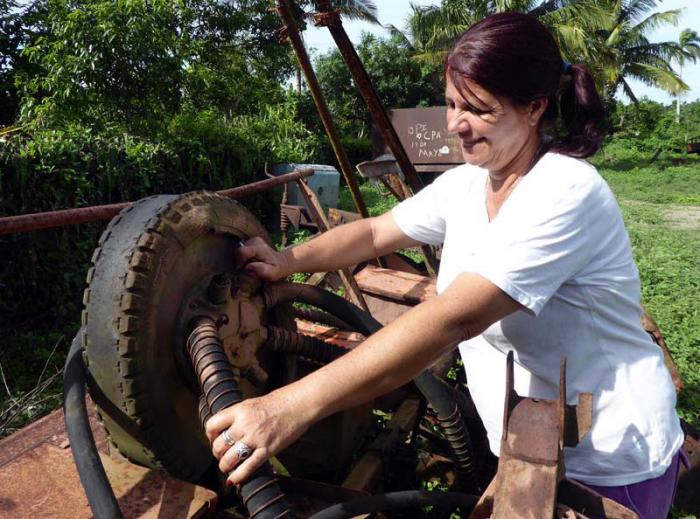 Sonia al pie de uno de los equipos de labranza