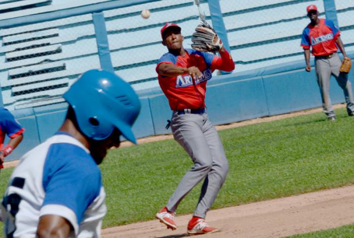 Beisbol Serie 57 IND-ART, jugada para ilustrar Lazaro Hernandez