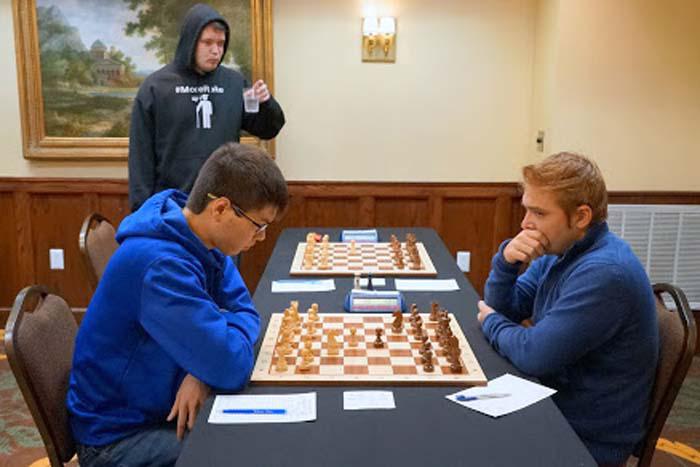 Lázaro Bruzón (derecha) ante el estadounidense Ray Robson. 