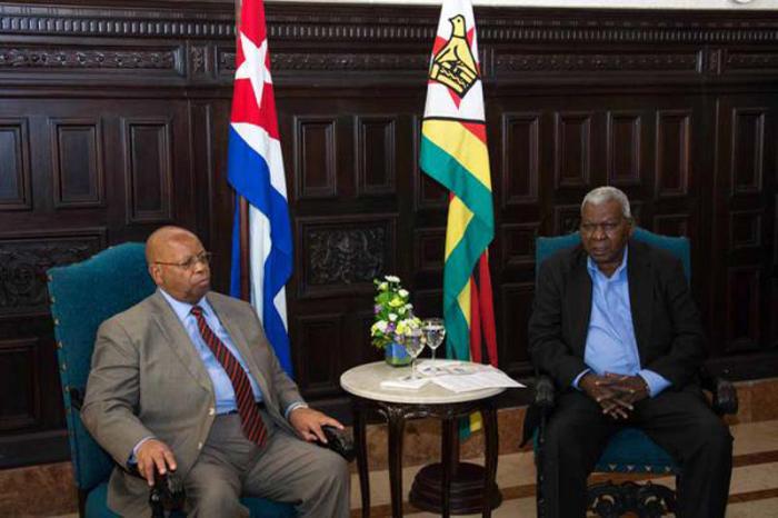Esteban Lazo Hernández, (derecha) recibió a su homólogo de Zimbabwe, Jacob Francis Mudenda. 
