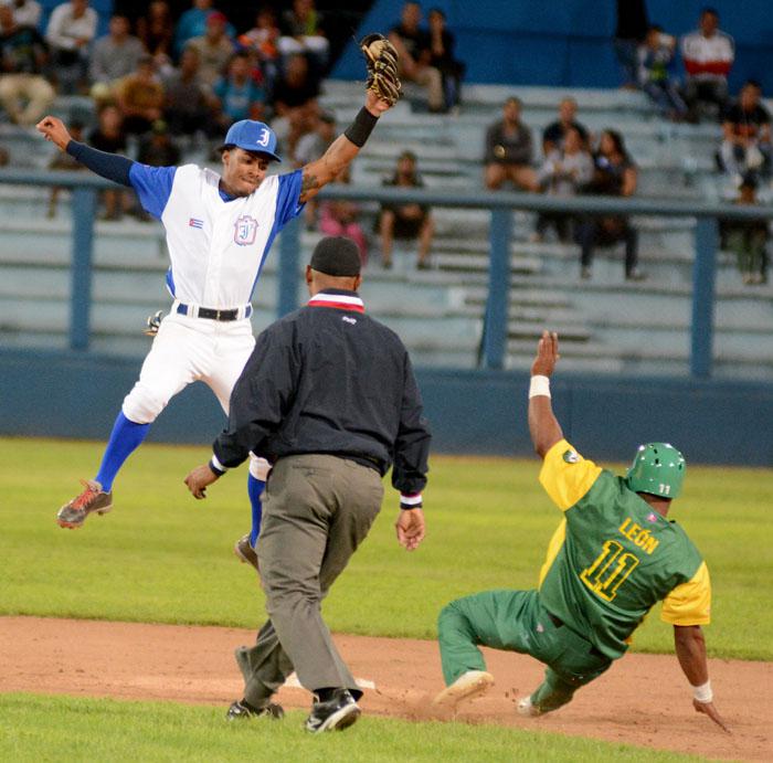 Beisbol Serie 57 IND-PR-fase-2-Jugada en segunda base Yolber Sanchez
