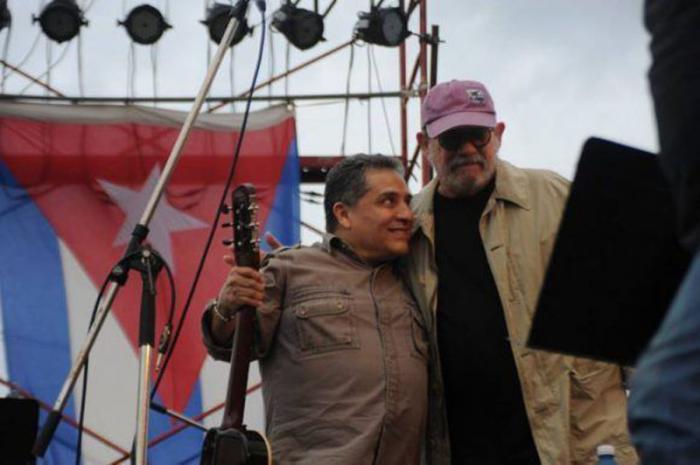 Silvio Rodríguez junto al trovador mexicano Alejandro Filio
