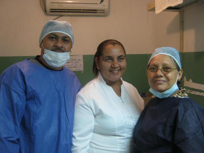 Tres protagonistas del amor en acción: de izquierda a derecha, el doctor Jesús Rivas, la enfermera Sara Tovar, y la doctora Odalys Pagés. 