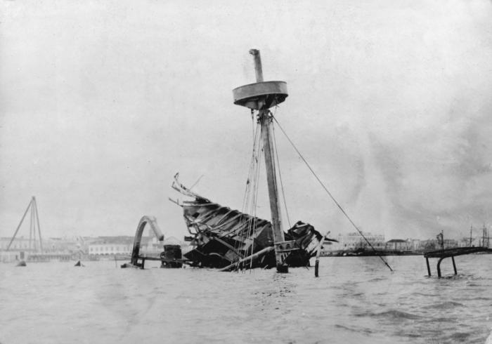 La explosión del buque Maine sirvió de pretexto para la entrada de Estados Unidos en la guerra contra España.