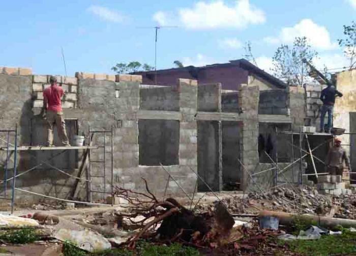 Donde antes hubo cuarterías, ahora se erigen 100 apartamentos de dos y tres habitaciones que mejorarán la calidad de vida de las familias. Fotos del autor