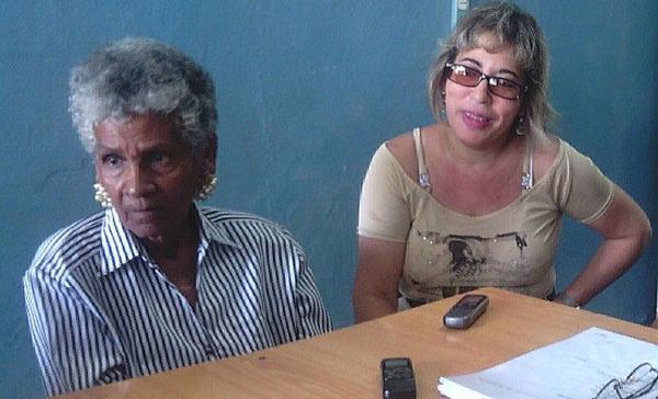 Milagros Domínguez Dueñas (izquierda) y Misleyda Álvarez González hablan sobre el trabajo de la Asociación de Combatientes y la superación de los maestros.