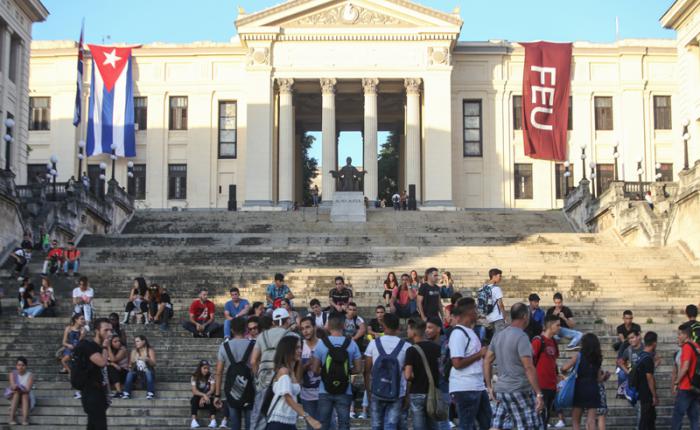 Inicio de curso escolar 2017-2018, en la escalinata de la Universidad de La Habana.