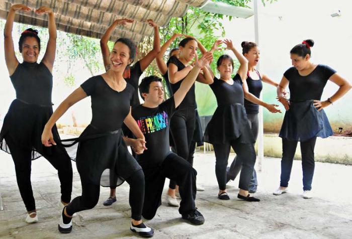 Creado en Cuba por la Máster en Ciencias Georgina Fariñas hace más de 40 años, el Psicoballet es otro ejemplo del empleo del arte con fines terapéuticos que facilita la socialización y la autoestima de los pacientes. 
