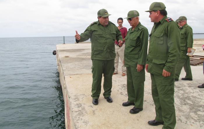 En Palo Alto, Félix Duarte Ortega (a la izquierda) explicó a Quintas Solá las operaciones portuarias que la terminal está en condiciones de realizar.