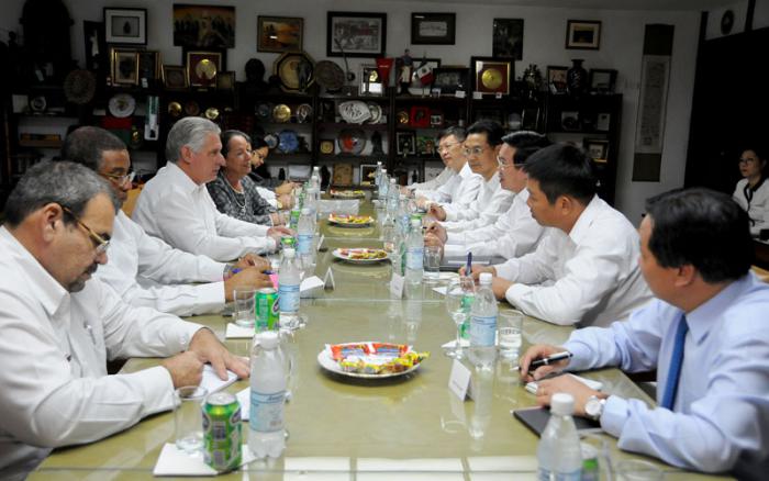 Miguel Díaz-Canel Bermúdez, miembro del Buró Político del Comité Central del Partido Comunista de Cuba y Primer Vicepresidente de los Consejos de Estado y de Ministros, recibió en la sede del CCPCC a Vo Van Thuong, miembro del Buró Político, del Secretariado y presidente de la Comisión de Propaganda y Educación del Comité Central del Partido Comunista de Vietnam. El distinguido visitante se encuentra en Cuba respondiendo a una invitación del CCPCC.
Presentes además por la parte cubana los miembros del Secretariado, Omar Ruiz Martín, jefe del Departamento de Insdustria Básica y Construcciones; y Jorge Cuevas Ramos, jefe del Departamento de Turismo y Transporte, así como otros funcionarios del Partido.