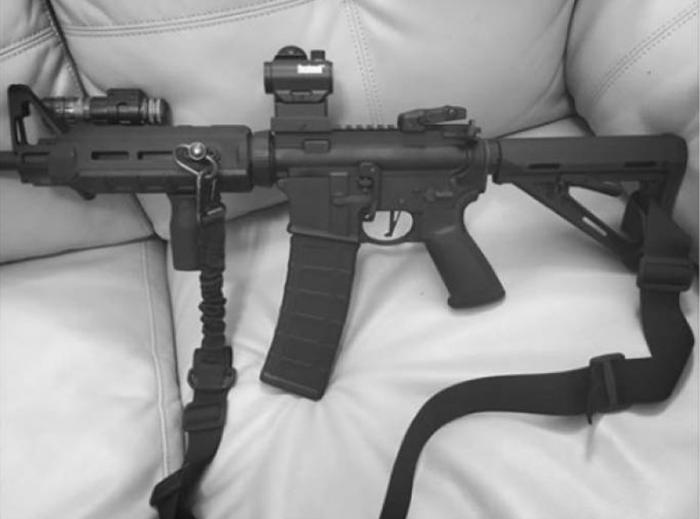 El autor del tiroteo de Texas, identificado como Devin Patrick Kelley, colgó fotos del arma homicida en sus redes sociales. foto: tomada de Twitter.