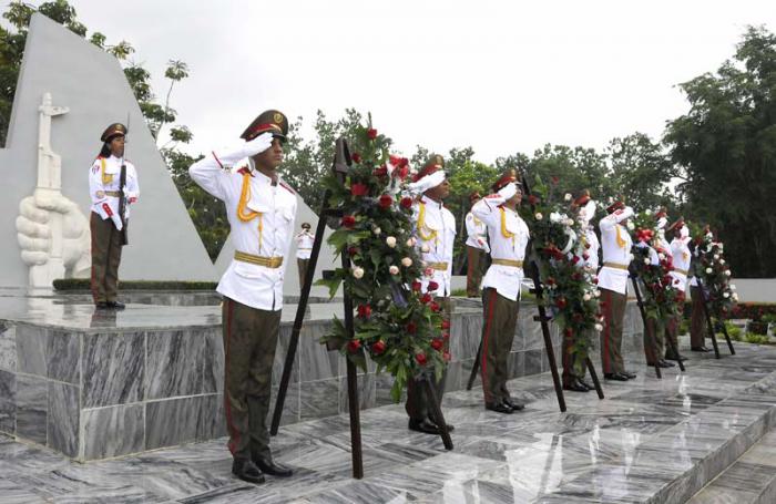 Ceremonia militar y ofrenda floral por el centenario de la Revolución Socialista de Octubre en el monumento al Soldado Internacionalista Soviético, presidida por el general de cuerpo de ejército Alvaro López Miera, vice ministro primero y jefe EMG de las FAR; presentes también Fernando González, Héroe de la República de Cuba y presidente del ICAP; Alexander Alexandrov embajasdor de Belarus y Mijail Kanini embajador de Rusia y otros jefes y oficiales de las FAR y el MININT.