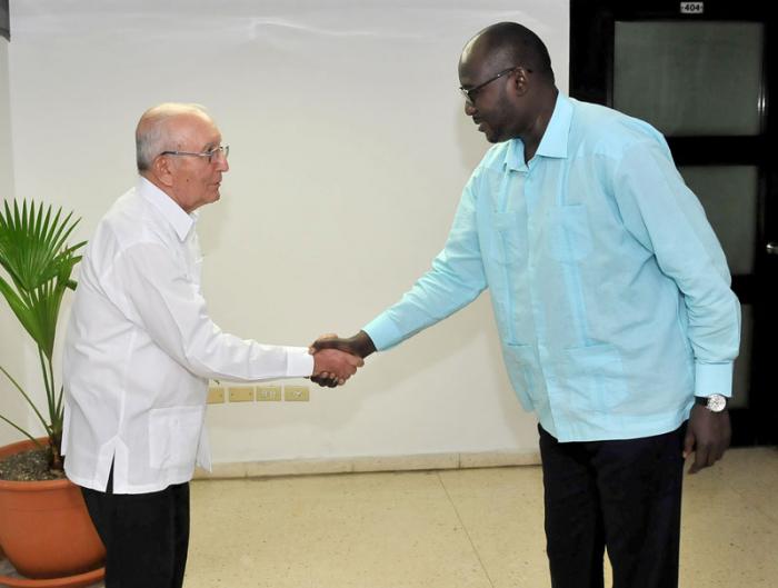 Sr. Ulise Rosales del Toro vicepresidente del Consejo de Ministro de la República de Cuba recibe al Excmo.Sr.Ibrahin Yacoubou, ministro de Asuntos Exteriores, Cooperación Integración Africana y Nigerinos en el Exterior de la República de Niger.