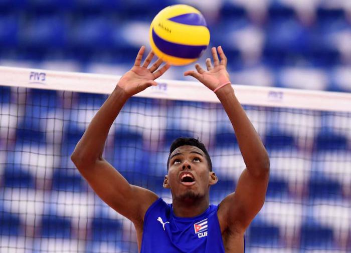 El pasador Adrián Goide, de solo 19 años, debe conducir el equipo Cuba rumbo al Mundial 2018. Foto: FIVB