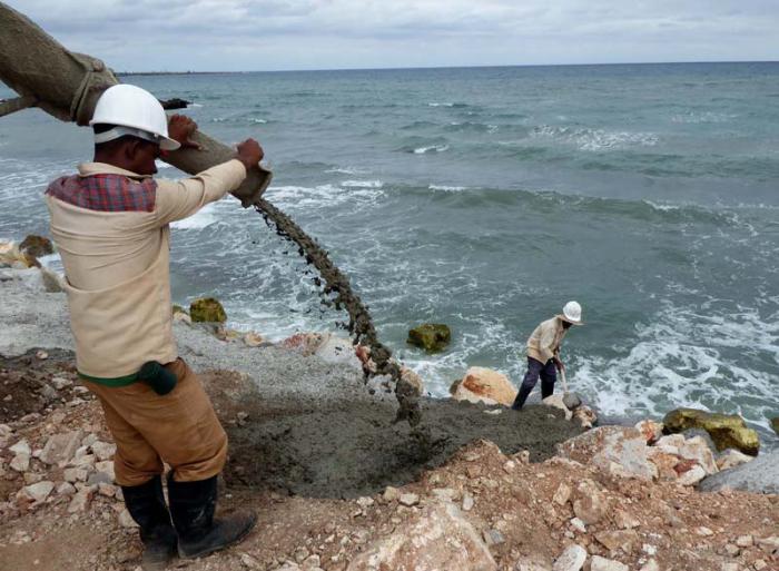 El vertimiento de hormigón se hace bajo estricto control técnico. fotos del autor