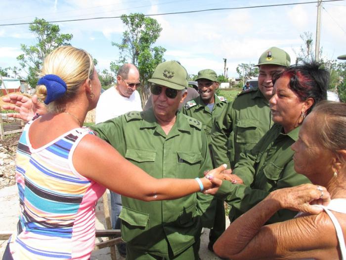 Joaquín Quintas Solá intercambia con vecinos de Máximo Gómez.