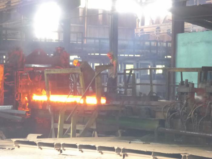 La tecnología del laminador actual tiene una gran obsolescencia, por lo que su eficiencia es baja y requiere participación humana en todo el proceso productivo. fotos de la autora
