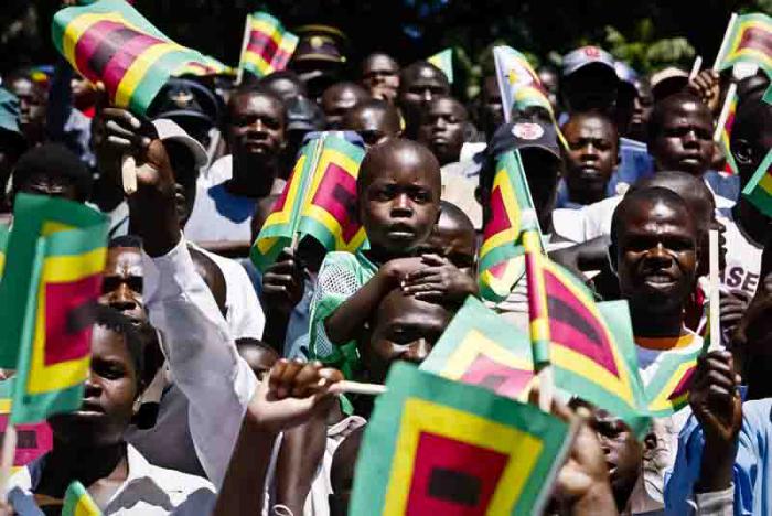 Zimbabwe ondea su bandera nacional durante la ceremonia que marca el 28 aniversario de su independencia del Reino Unido 