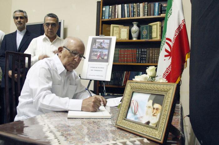 Ulices Rosales del Toro, firma del libro de condolencias en la embajada de Iran por las victimas del Sismo producido en ese país.