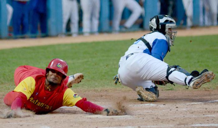 Beisbol Serie 57 IND-MTZ jugada en Home