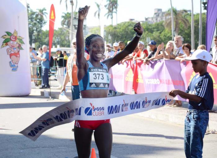 Marabana 2017  Ganadora de los 42 km Yudileyvis Castillo-maraton femenino