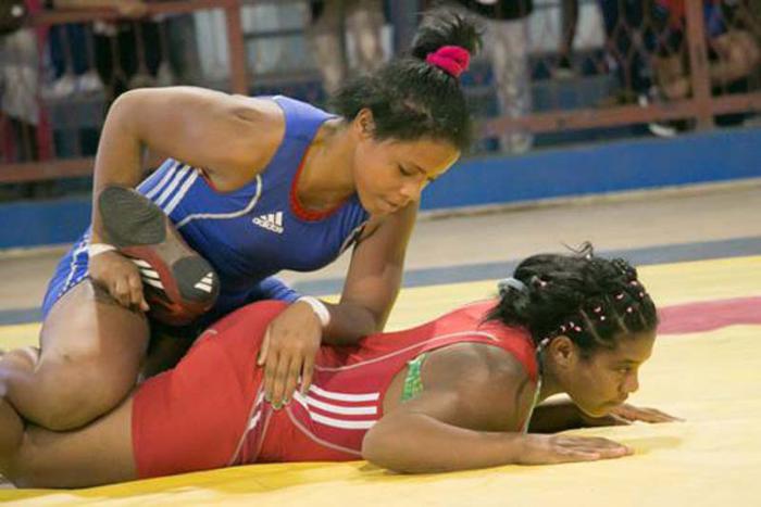 Yudaris Sánchez (arriba) competirá en los 69 kilogramos. 