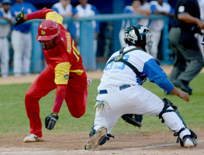 Beisbol Serie 57 IND-MTZ jugada en Home