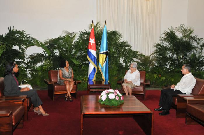 Gladys Bejerano Portela vicepresidenta del Consejo de Estado recibe las carta credenciales de la Excma. Sra. Malachia Fontenelle de Santa Lucia estando presente  Marcelino Medina González viceministro primero del MINREX