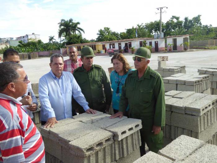 Quintas Solá reconoció la capacidad de la industria de materiales de la construcción de Sancti Spíritus para afrontar los daños de Irma. 