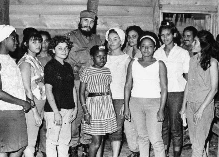 Fidel con muchachas adoslescentes en La Mota, en la Sierra Mestra.
