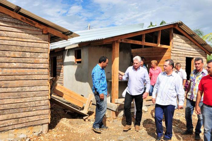 Díaz Canel elogió el proyecto de construcción de casas rústicas que se ejecuta en la localidad de Seibabo. Foto: Vicente Brito