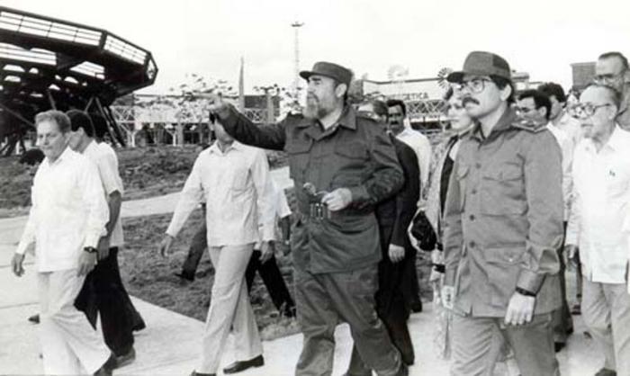 Fidel Castro con Daniel Ortega visita Expocuba.
Foto: Jorge Oller, 4-1-1989
Fid18660