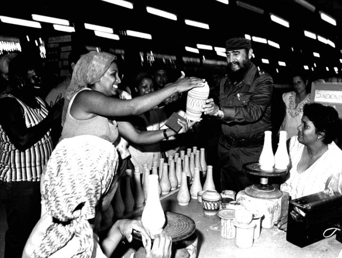 Recorrido de Fidel por la Isla de la Juventud, visita a una fábrica de cerámica. Foto: jorge Oller 