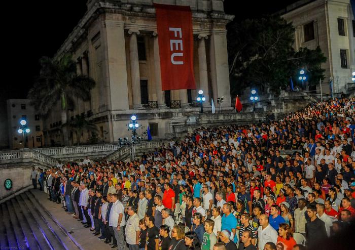 Velada Político Cultural de la juventud cubana por el 1er Aniversario de la desaparición física del Comandante en jefe Fidel Castro Ruz, en la Escalinata de la Universidad de La Habana,  Presiden el acto, José Ramón Machado Ventura, Segundo Secretario del Comité Central del Partido Comunista de Cuba, Miguel Díaz-Canel Bermúdez, primer vicepresidente de los Consejos de Estado y de Ministros, Lázara Mercedes López Acea. Primera Secretaria del Comité Provincial del Partido en La Habana y Vicepresidenta del Consejo de Estado, Olga Lidia Tapia Iglesias. Miembro del Secretariado y Jefe del Departamento de Educación, Deportes y Ciencia del Comité Central del Partido.