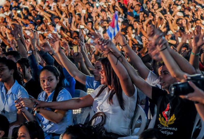 Velada Político Cultural de la juventud cubana por el 1er Aniversario de la desaparición física del Comandante en jefe Fidel Castro Ruz, en la Escalinata de la Universidad de La Habana,  Presiden el acto, José Ramón Machado Ventura, Segundo Secretario del Comité Central del Partido Comunista de Cuba, Miguel Díaz-Canel Bermúdez, primer vicepresidente de los Consejos de Estado y de Ministros, Lázara Mercedes López Acea. Primera Secretaria del Comité Provincial del Partido en La Habana y Vicepresidenta del Consejo de Estado, Olga Lidia Tapia Iglesias. Miembro del Secretariado y Jefe del Departamento de Educación, Deportes y Ciencia del Comité Central del Partido.