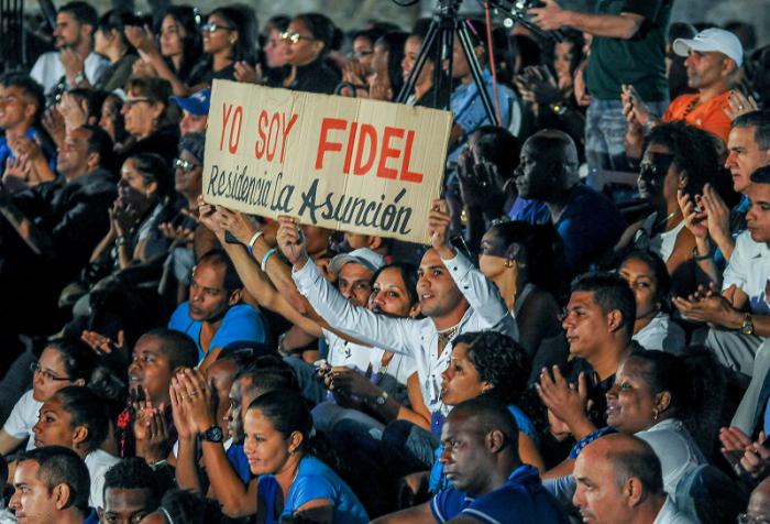 Velada Político Cultural de la juventud cubana por el 1er Aniversario de la desaparición física del Comandante en jefe Fidel Castro Ruz, en la Escalinata de la Universidad de La Habana,  Presiden el acto, José Ramón Machado Ventura, Segundo Secretario del Comité Central del Partido Comunista de Cuba, Miguel Díaz-Canel Bermúdez, primer vicepresidente de los Consejos de Estado y de Ministros, Lázara Mercedes López Acea. Primera Secretaria del Comité Provincial del Partido en La Habana y Vicepresidenta del Consejo de Estado, Olga Lidia Tapia Iglesias. Miembro del Secretariado y Jefe del Departamento de Educación, Deportes y Ciencia del Comité Central del Partido.