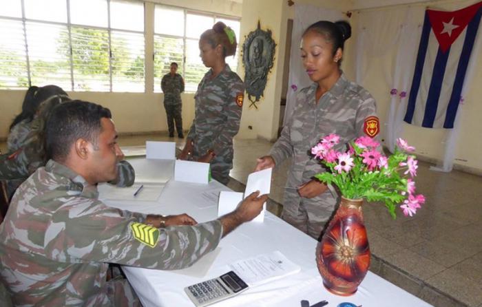 Combatientes de la Brigada de la Frontera ejercen su derecho al voto.