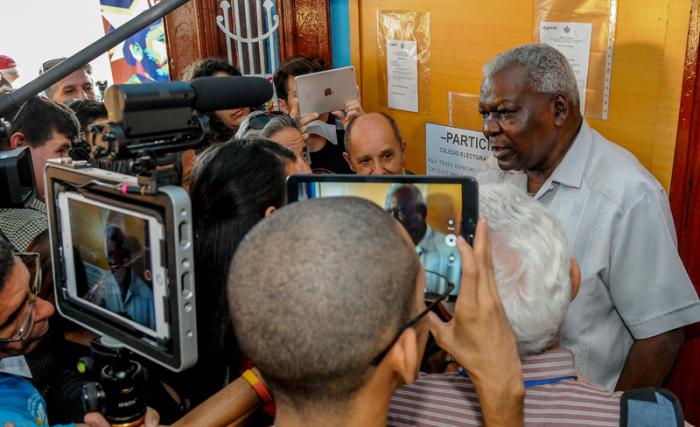 Elecciones de delegados municipales 2017, Colegio 2 de la Circunscripciòn 10 del Municipio Playa, Esteban Lazo Hernández, miembro del Buró Político del PCC y presidente de la Asamblea Nacional del Poder Popular.