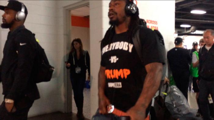 Marshawn Lynch mientras lucía su camiseta antes de jugar un partido de la NFL. Foto: Marca.com