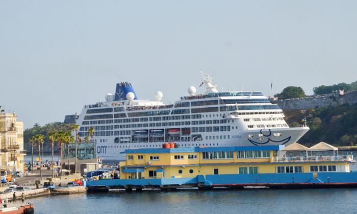 Llegada del crucero Adonia, directamente desde EE.UU a la bahía de La Habana, Cuba.