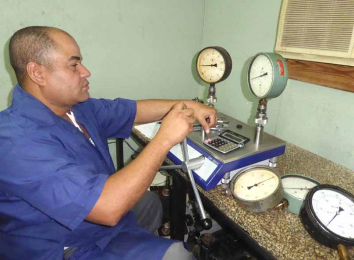 Ricardo Bandera Franco verifica y calibra varios manómetros procedentes de los centrales azucareros de la provincia. fotos del autor
