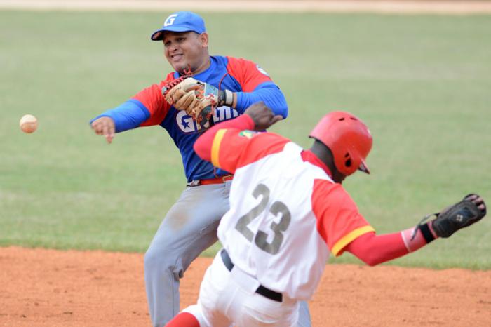 Serie-56-Play-Off-MTZ-GRM el equipo de granma, 8 x 3 jonron con bases llenas de Alfredo Despaigne, Carlos Benitez y Ariel Sanchez