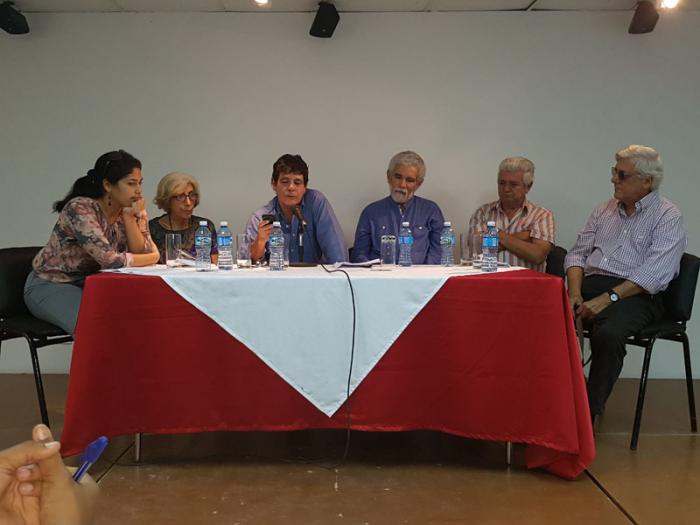 Los poetas Yanelis Encinosa, Basilia Papastamatíu, Edel Morales, Alex Pausides, Roberto Manzano y Virgilio López Lemus. foto de la autora
