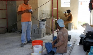A un mes del paso del huracán Irma, se recupera el Consejo Popular Cojimar en el municipio Habana del Este. Los constructores de las nuevas adaptaciones de viviendas, hacen un alto para almorzar.