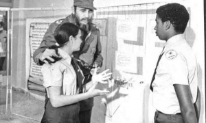 Fidel y jóvenes cubanos