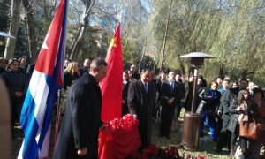 Cuba sitúa piedra de la paz en Beijing como homenaje a Fidel