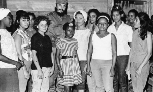Fidel con muchachas adoslescentes en La Mota, en la Sierra Mestra.
